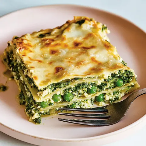 Vegane grüne Lasagne mit Erbsen und Tofu-Bechamel