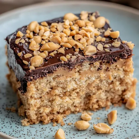 Snickers-Kuchen – Saftiger Rührkuchen mit Schokolade & Erdnüssen