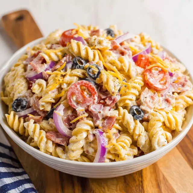 A bowl of pasta salad with bacon and ranch dressing.