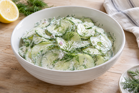 Cremiger Gurkensalat mit Sahne, Zitrone und Dill