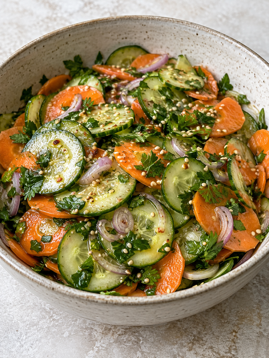 Frischer Asia-Salat mit Gurke, Karotten und Sesam in einer Schüssel