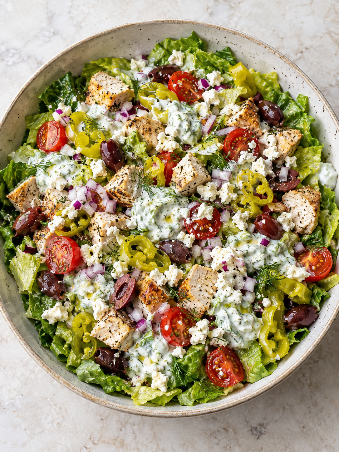 Tzatziki-Hähnchensalat mit Oliven, Tomaten und Feta