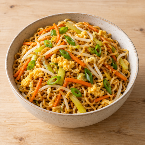 Gebratene Mie-Nudeln mit Karotten, Lauch, Sprossen und Ei