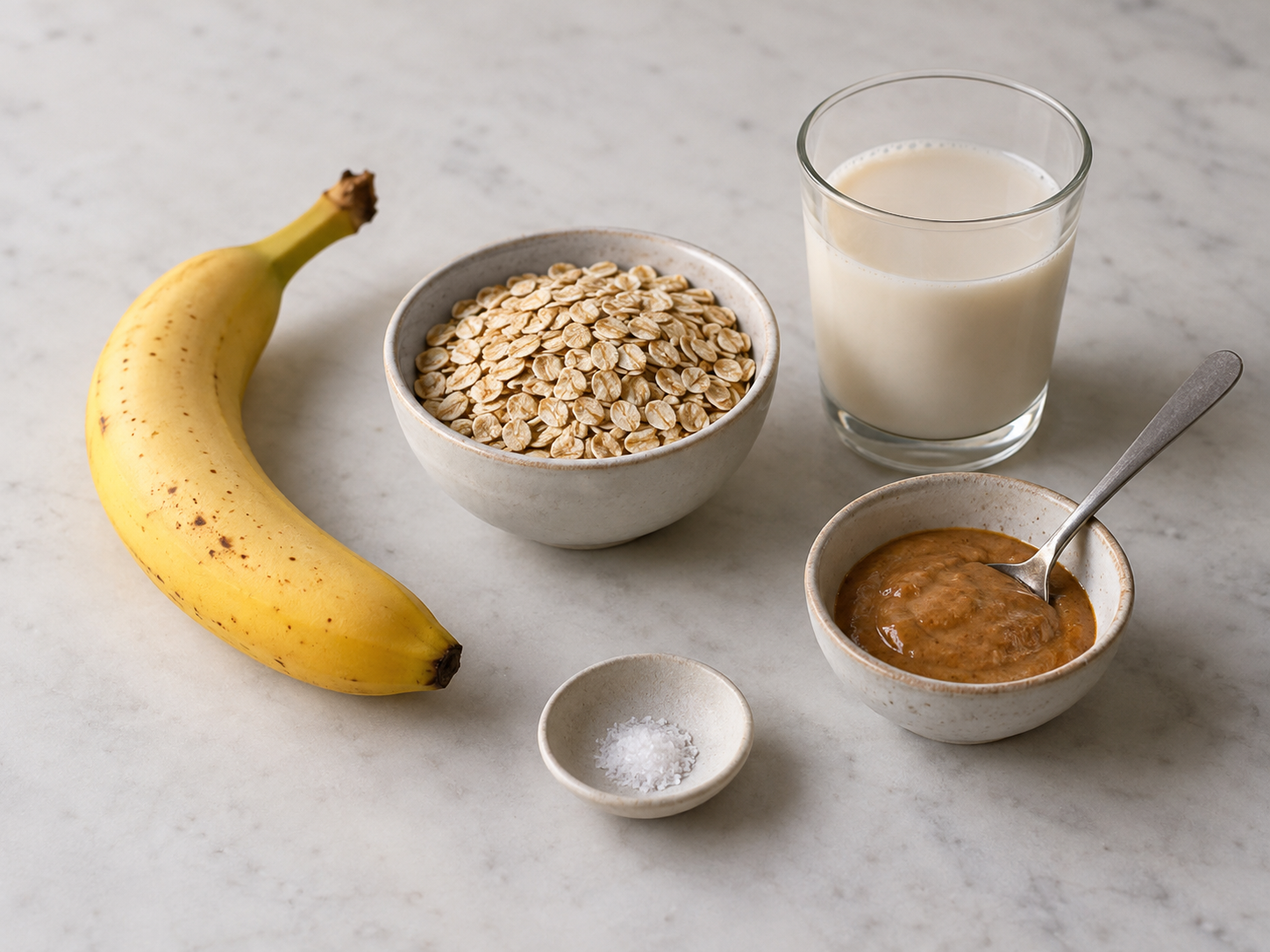 Banane, Haferflocken, Hafermilch, Mandelmus und Salz für Baked Oats