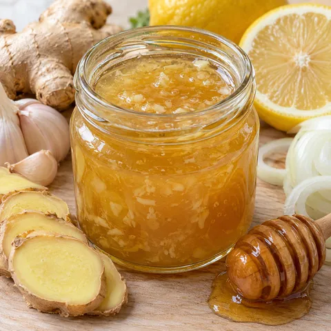 Goldener Ingwer-Zwiebel-Sirup mit Zitrone, Honig und frischem Ingwer
