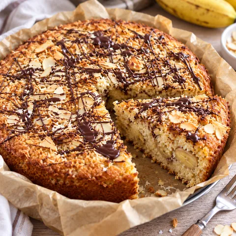 Kokos-Mandelkuchen mit Banane, Mandelblättchen und Schokostreifen