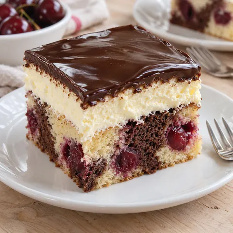 Schneewittchenkuchen mit Kirschen, Buttercreme und Schokoglasur