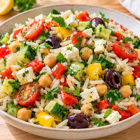 Vegetarischer Reissalat mit Feta, Oliven, Kichererbsen und Paprika
