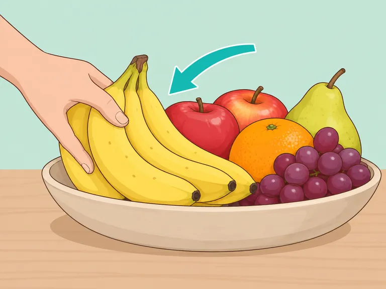 Bananen liegen neben reifem Obst, um die Reifung zu beeinflussen.