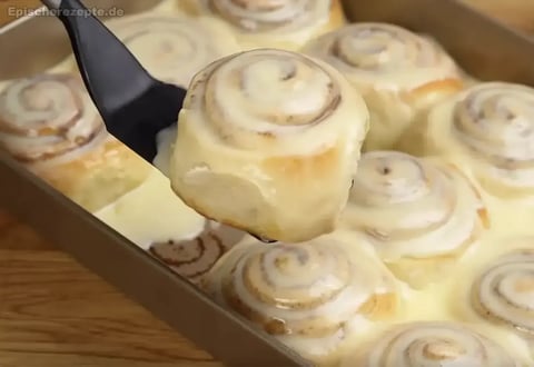 Zimtige Cinnabon-Schnecken