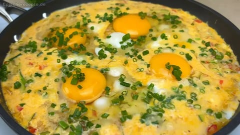 Zucchini-Eier-Pfanne mit Chili und Käse