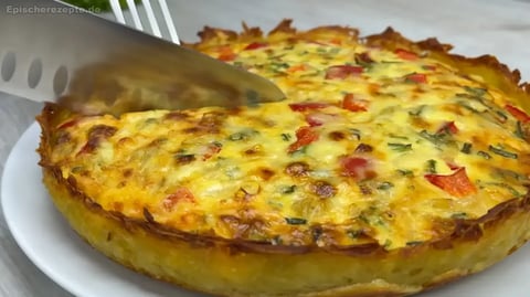 Herzhaftes Zwiebel-Kartoffel-Gericht mit Käse