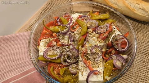 Überbackener Schafskäse mit Tomaten und Oliven